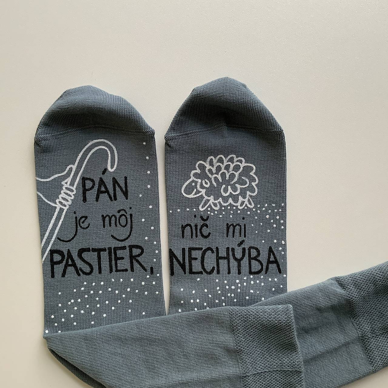 Motivačné maľované ponožky s nápisom: "Pán je môj pastier!" (Sivomodré 39-42 skladom)