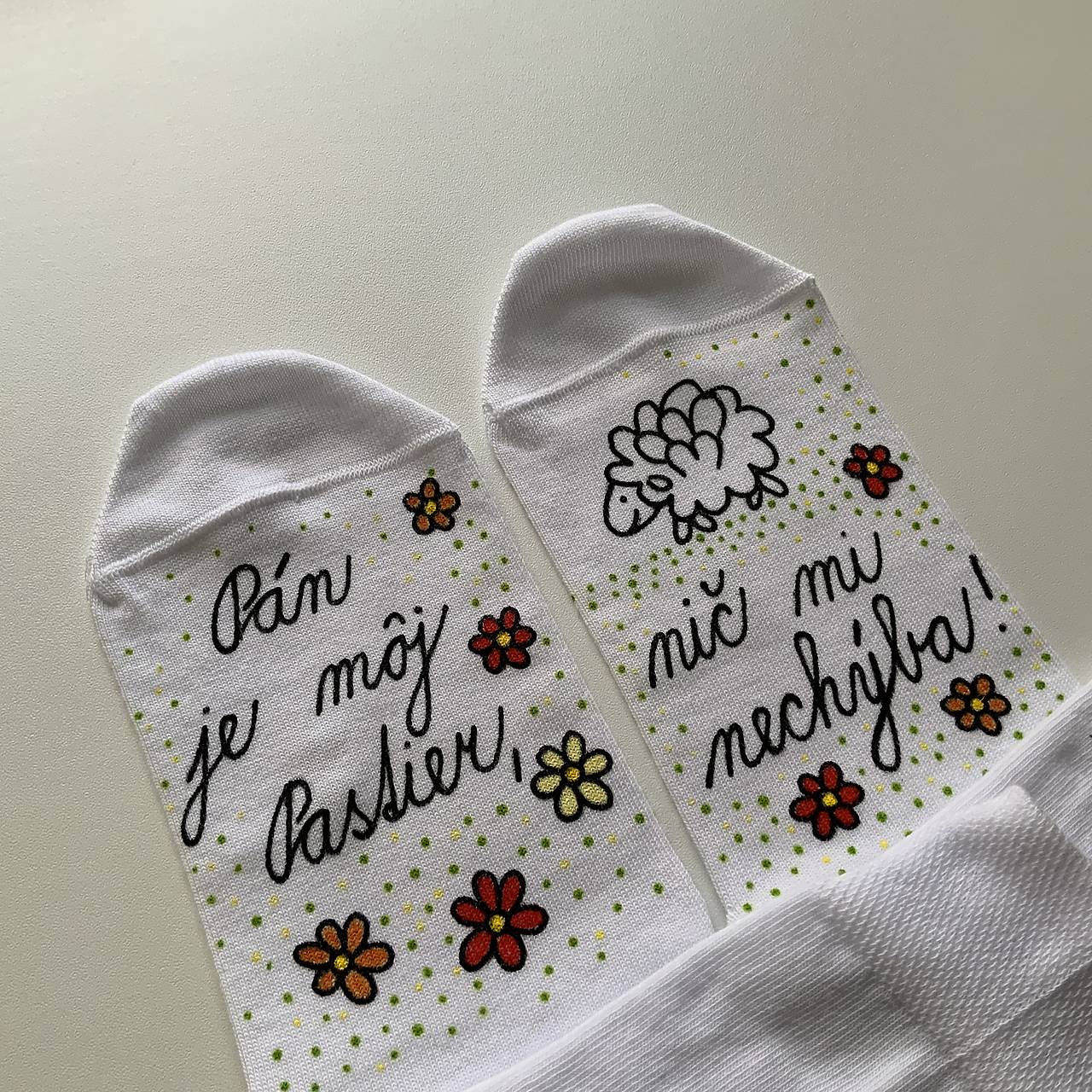 Motivačné maľované ponožky s nápisom: "Pán je môj pastier!" (biele)