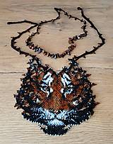 Náhrdelníky - Korálkový extravagantný ručné šitý náhrdelník - 15962362_