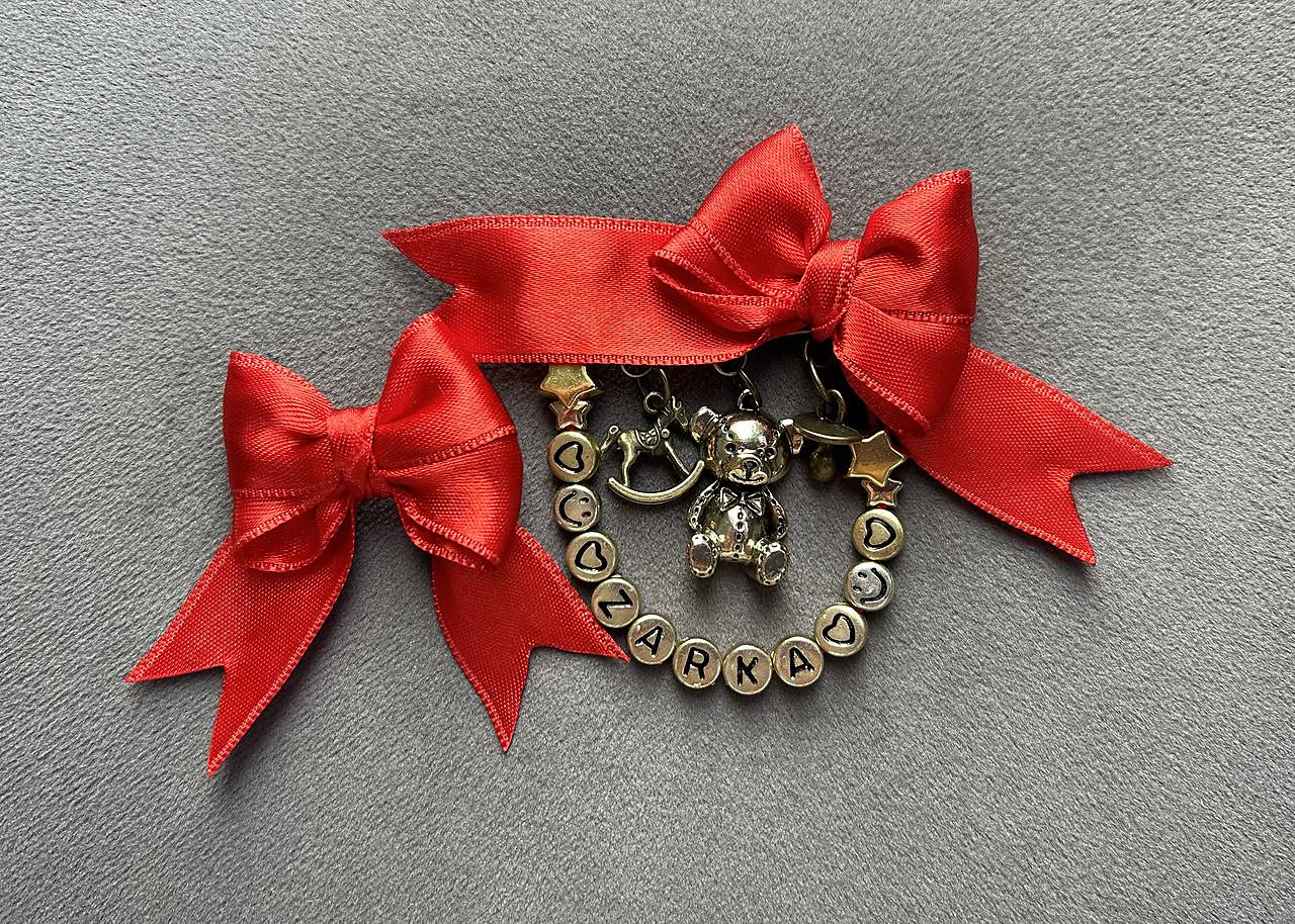 Set proti urieknutiu pre bábätko - mašlička na kočík/vajíčko s menom + jednoduchá mašlička