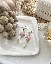 Náušnice - Visiace náušnice z pozlátenej ocele kvetinové (Ružová) - 15965616_