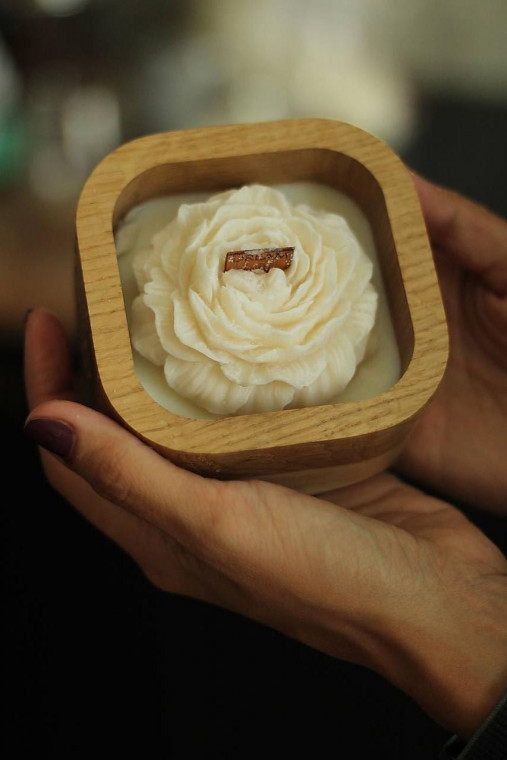 Sviečky - Ručne odlievaná sójová sviečka zo série "Wood&Flame" - Kvetinka Pivoňka - 15964749_