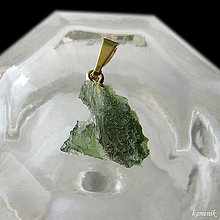 Náhrdelníky - Vltavín na pozlaceném stříbrném závěsu - 15966937_