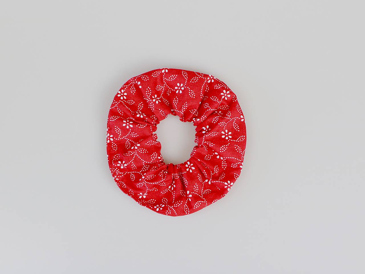 Scrunchies gumička kvietky na červenej