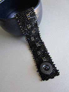 Náramky - Elegantný ručne šitý čierny korálkový náramok s metalízovým zdobením pre ženu - 15968528_