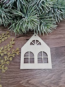 Dekorácie - Vianočná prírodná ozdoba na stromček z preglejky domček - 15973099_