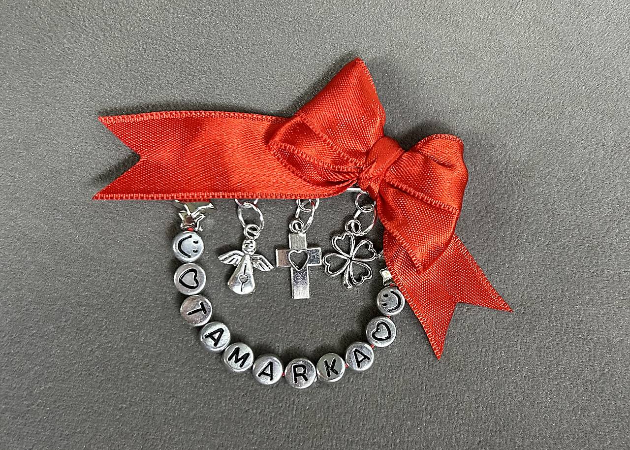 Mašlička/stužka proti urieknutiu na kočík/vajíčko s anjelikom, štvorlístkom, krížikom a menom