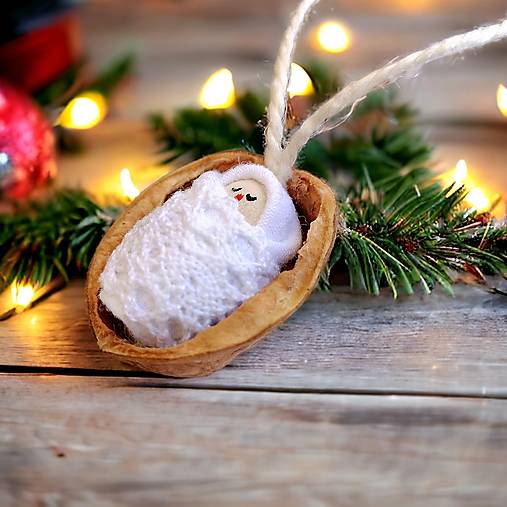 Dekorácie - Vianočné oriešky s bábätkom, biela čipka - 15971863_