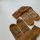 Ponožky, pančuchy, obuv - Maľované ponožky k výročiu svadby s textom: “Láska nás už xy rokov hreje, ale ponožky sú ponožky (horčicové) - 15974971_