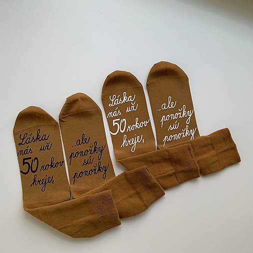 Maľované ponožky k výročiu svadby s textom: “Láska nás už xy rokov hreje, ale ponožky sú ponožky (horčicové)