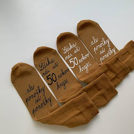 Maľované ponožky k výročiu svadby s textom: “Láska nás už xy rokov hreje, ale ponožky sú ponožky (horčicové)