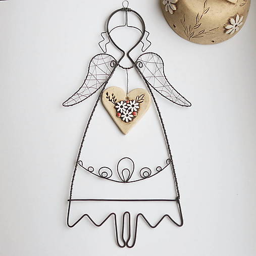 Drôtený anjelik s keramickým srdiečkom