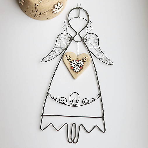Drôtený anjelik s keramickým srdiečkom