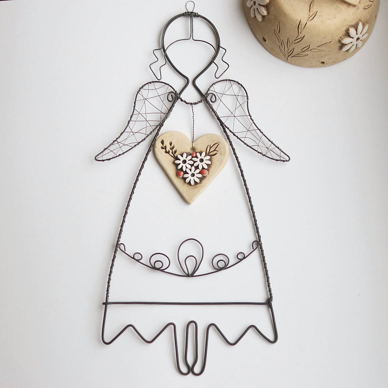 Drôtený anjelik s keramickým srdiečkom