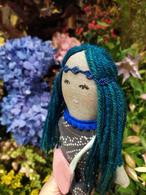 Persília, bábika s blyšťavými modrými vláskami