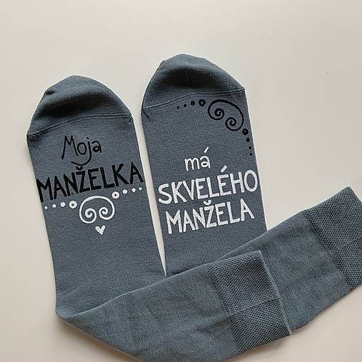 Set maľovaných ponožiek s nápisom: "Moja manželka/...má najlepšieho manžela” a naopak (sivé)