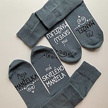 Ponožky, pančuchy, obuv - Set maľovaných ponožiek s nápisom: "Moja manželka/...má najlepšieho manžela” a naopak (sivé) - 15978871_