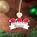 Dekorácie - Vianočné ozdoby s personalizáciou, z dreva – čapice s tromi menami - 15980920_