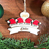 Dekorácie - Vianočné ozdoby s personalizáciou, z dreva – čapice so štyrmi menami - 15980922_