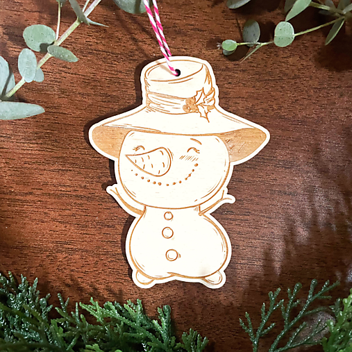 Drevená vianočná ozdôbka – snehuliačik Marko