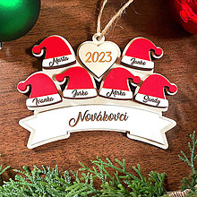 Dekorácie - Vianočné ozdoby s personalizáciou, z dreva – čapice so 6 menami - 15980936_