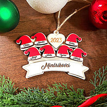 Dekorácie - Vianočné ozdoby s personalizáciou, z dreva – čapice so 7 menami - 15980944_