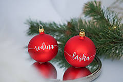 Dekorácie - Červená matná vianočná guľa s menom (červená matná guľa so zlatým písmom) - 15980956_