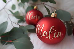 Dekorácie - Červená matná vianočná guľa s menom (červená matná guľa so zlatým písmom) - 15980971_