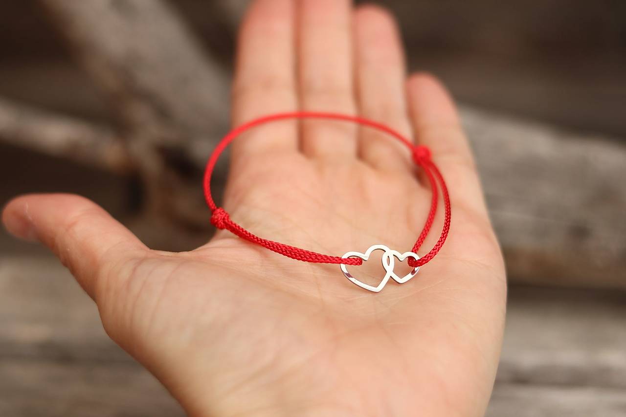 Náramok na šnúrke - spojené srdcia