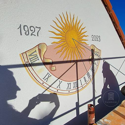Slnečné hodiny  (Maľovanie na fasádu, viac farebné hodiny)