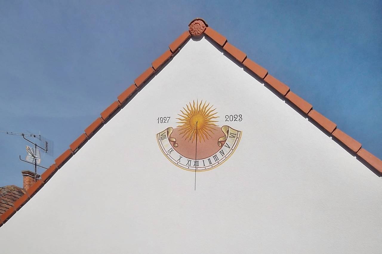 Slnečné hodiny  (Maľovanie na fasádu, viac farebné hodiny)