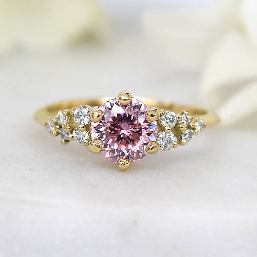 Moisanitový ružový zásnubný prsteň