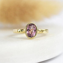 Prstene - Tepaný prsteň s ružovým Turmalínom - 15981603_