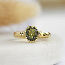 Prstene - Zlatý tepaný prsteň so zeleným Turmalínom - 15981803_