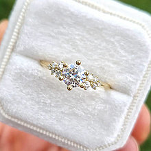 Prstene - Zlatý snubný prsteň s moisanitmi - 15981849_