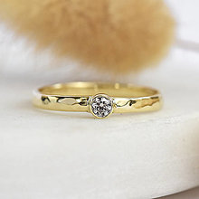 Prstene - Zlatý tepaný prsteň s diamatom 3mm, 0,1ct - 15982056_