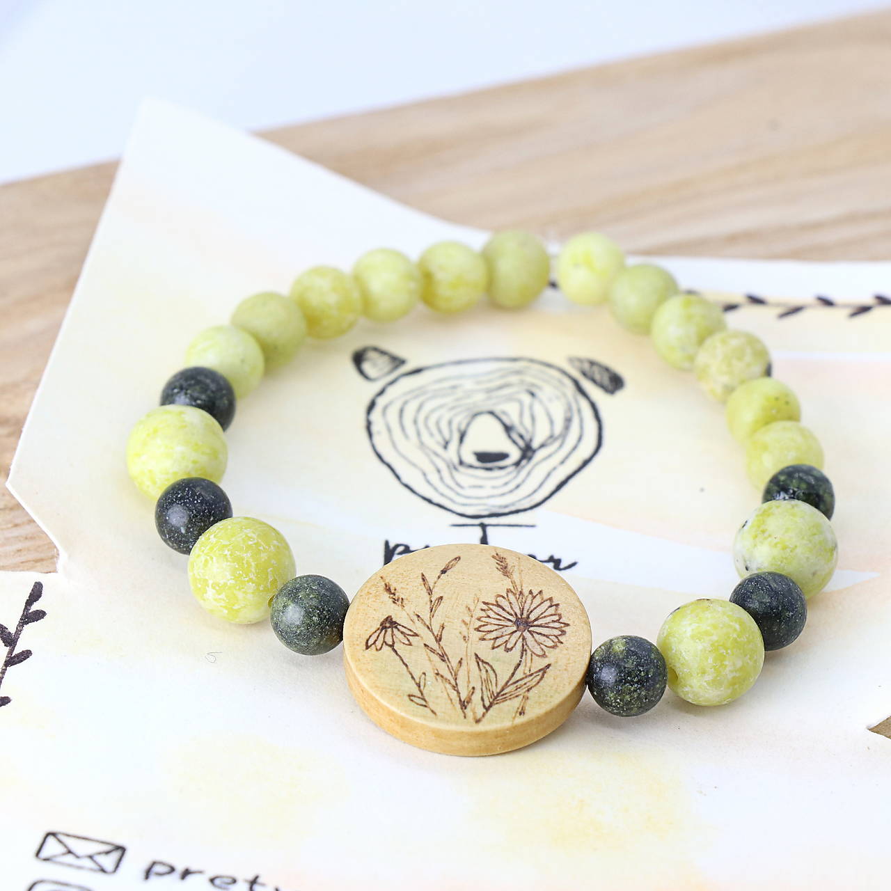 Drevený náramok s korálkami