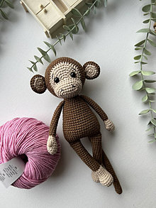 Hračky - Háčkovaná opička Karol (Hnedá v ružových nohaviciach) - 15981582_