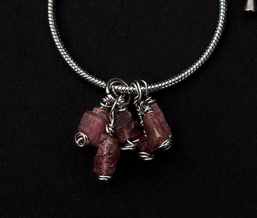 Ružový turmalín, minimalistický náhrdelník, oceľ 316 L