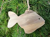 Dekorácie - Vianočná drevená dekorácia... rybka - 15987368_