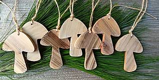 Dekorácie - Vianočná drevená dekorácia...hríbik - 15987403_