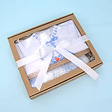 Košieľka na krst v ľudovom štýle svetlomodrá (EXPRES set košieľka + sviečka + SBD + darčeková krabica)