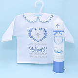 Modrá košieľka na krst s krásnym ornamentovým srdiečkom a krížikom (set košieľka + sviečka + SBD + darčeková krabica)
