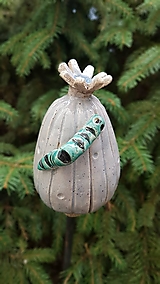 Dekorácie - PoPPy Caterpillar keramická výzdoba do záhrady - 15989682_