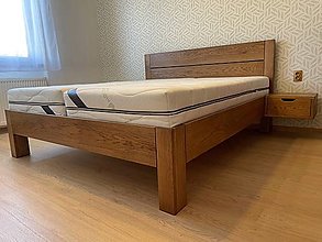 Nábytok - Dubová masívna posteľ s plnými nožičkami a nočnými stolíkmi - 15989459_