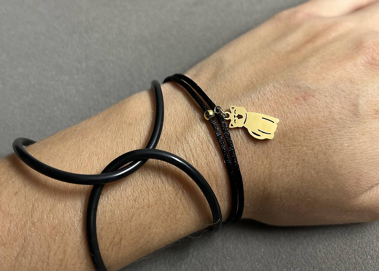 Šnúrkový saténový náramok “mačka” z chirurgickej ocele
