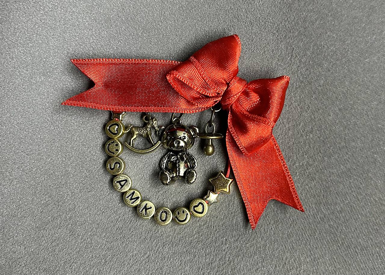 Mašlička proti urieknutiu na kočík/vajíčko s mackom, koníkom, cumlíkom a menom