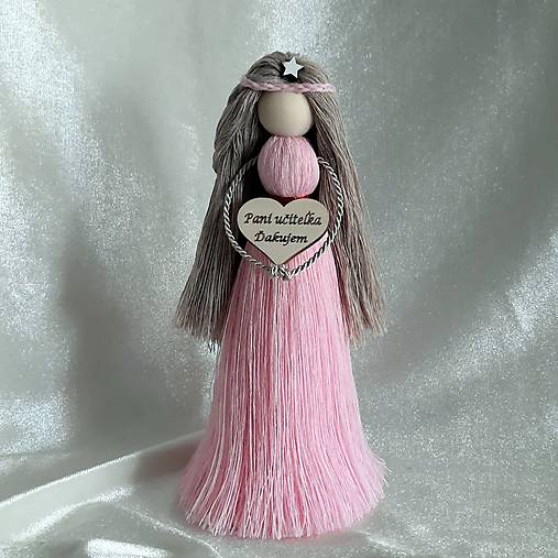Makramé bábika (ružová svetlá)