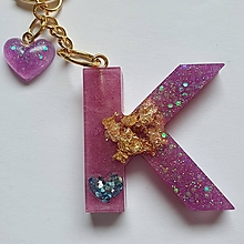 Kľúčenky - Kľúčenka s príveskom zo živice - "K" - 15994271_
