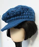 Čiapky, čelenky, klobúky - Modrá háčkovaná čapica s veľkým šiltom - 15993684_